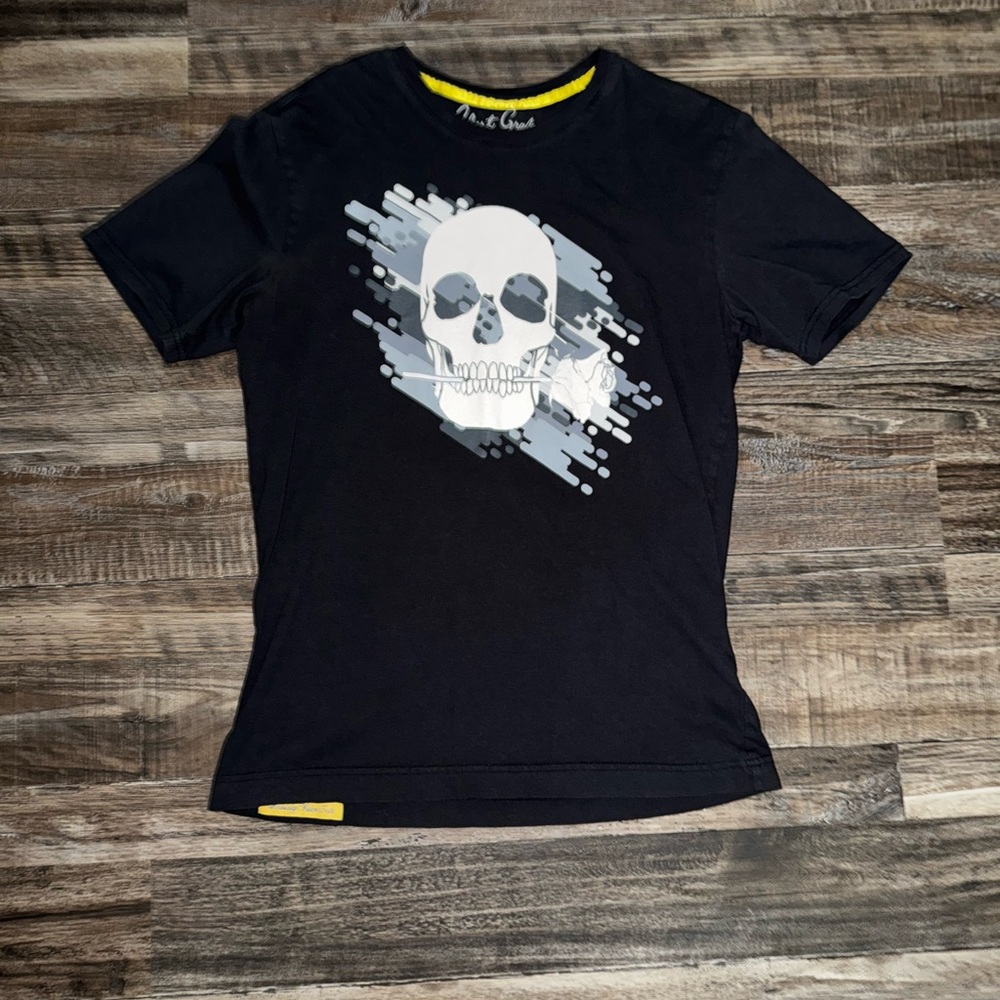Robert Graham Black Skull Graphic Tee